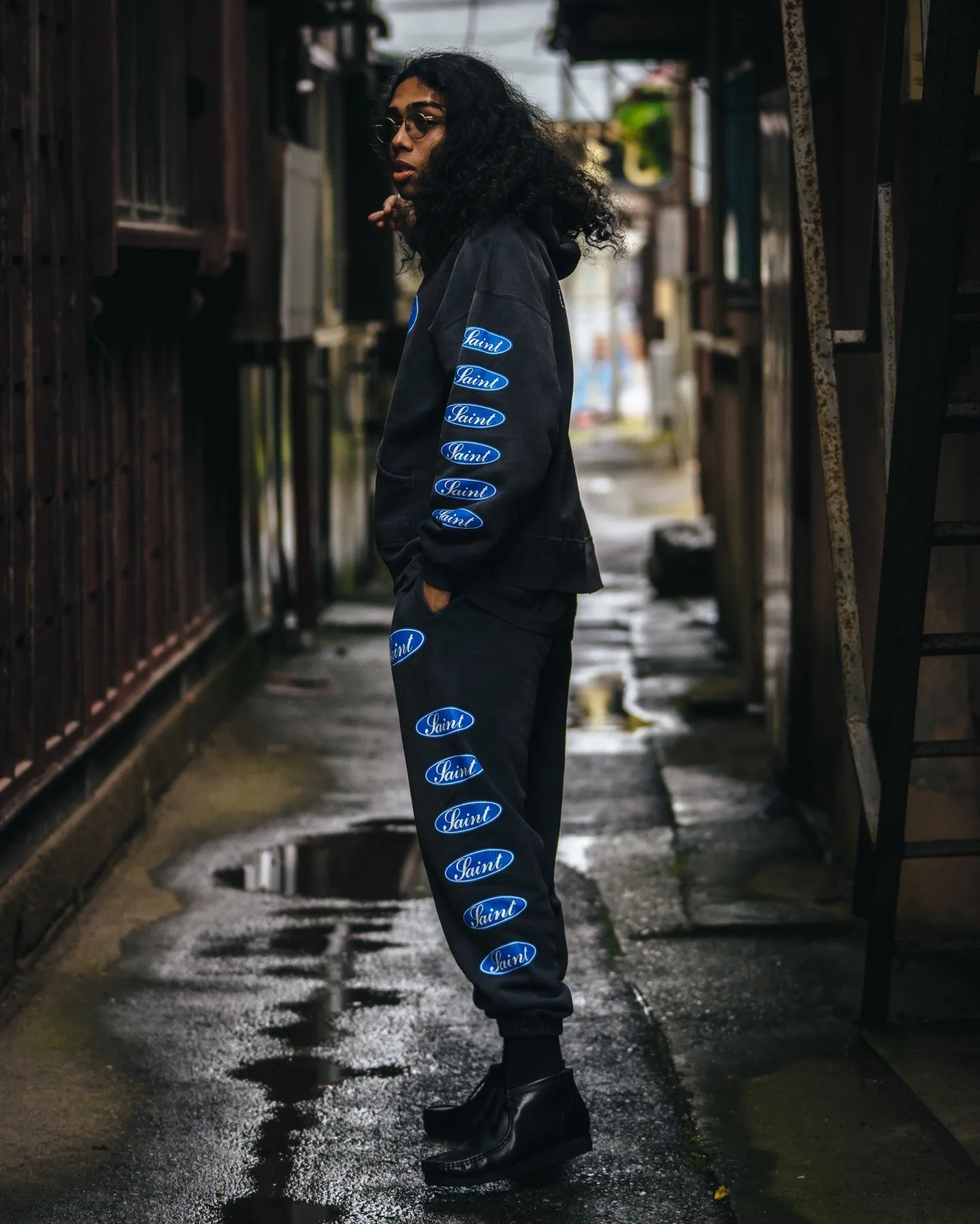 SAINT Mxxxxxx HOODIE/LOVE AMONG/BLK blue SAINT barrage slogan hoodie, washed black S-XL, the latest version, revised many times, the version is closer to the original version, and the street flavor is stronger! Heavy washing with water-sprayed fading process for stronger distressing effect. Handmade wormhole destruction treatment. Authentic level extreme distressed crack printing. The main mark and wash mark are all correct versions.
